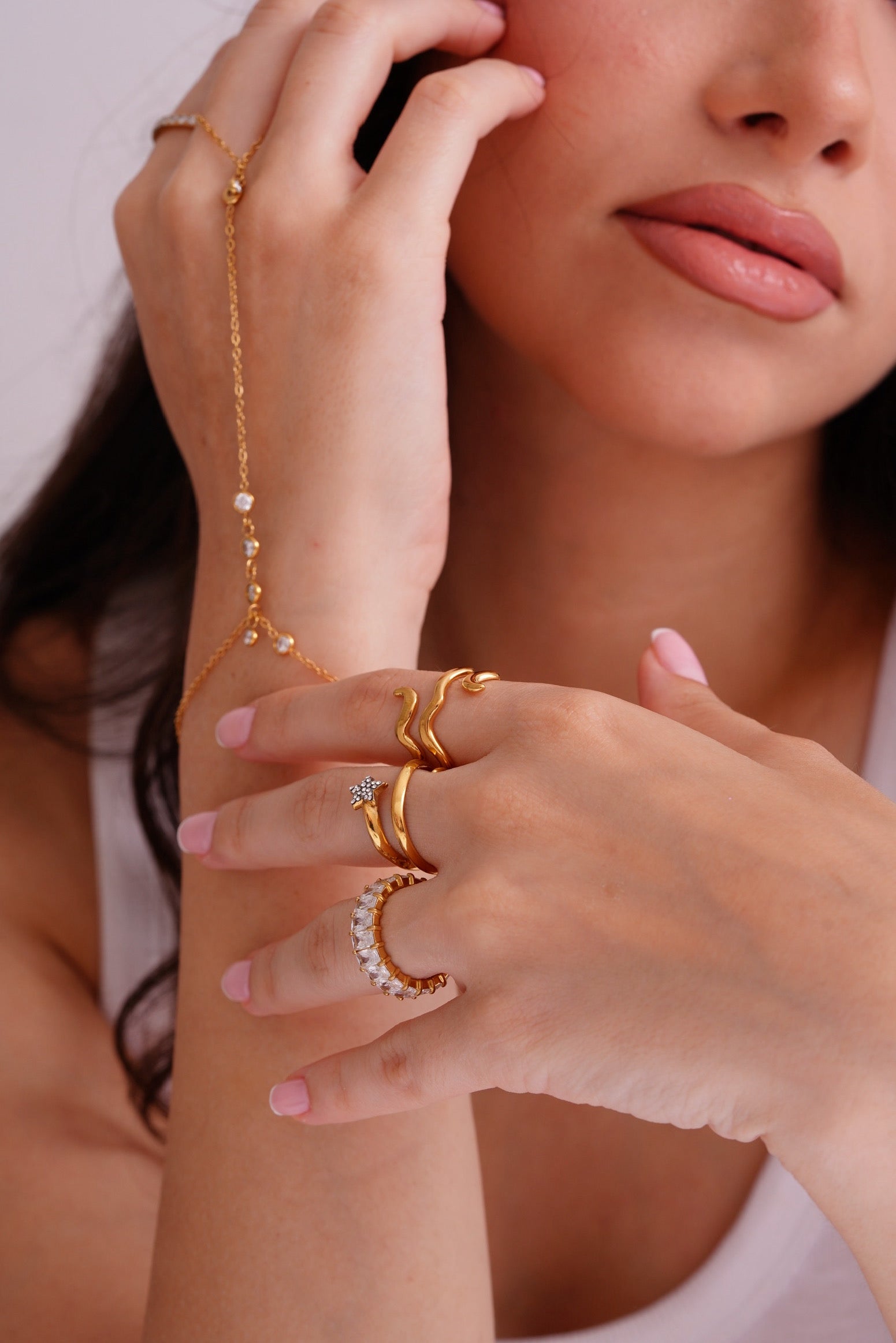 DAZZLED PAVÈ HAND CHAIN