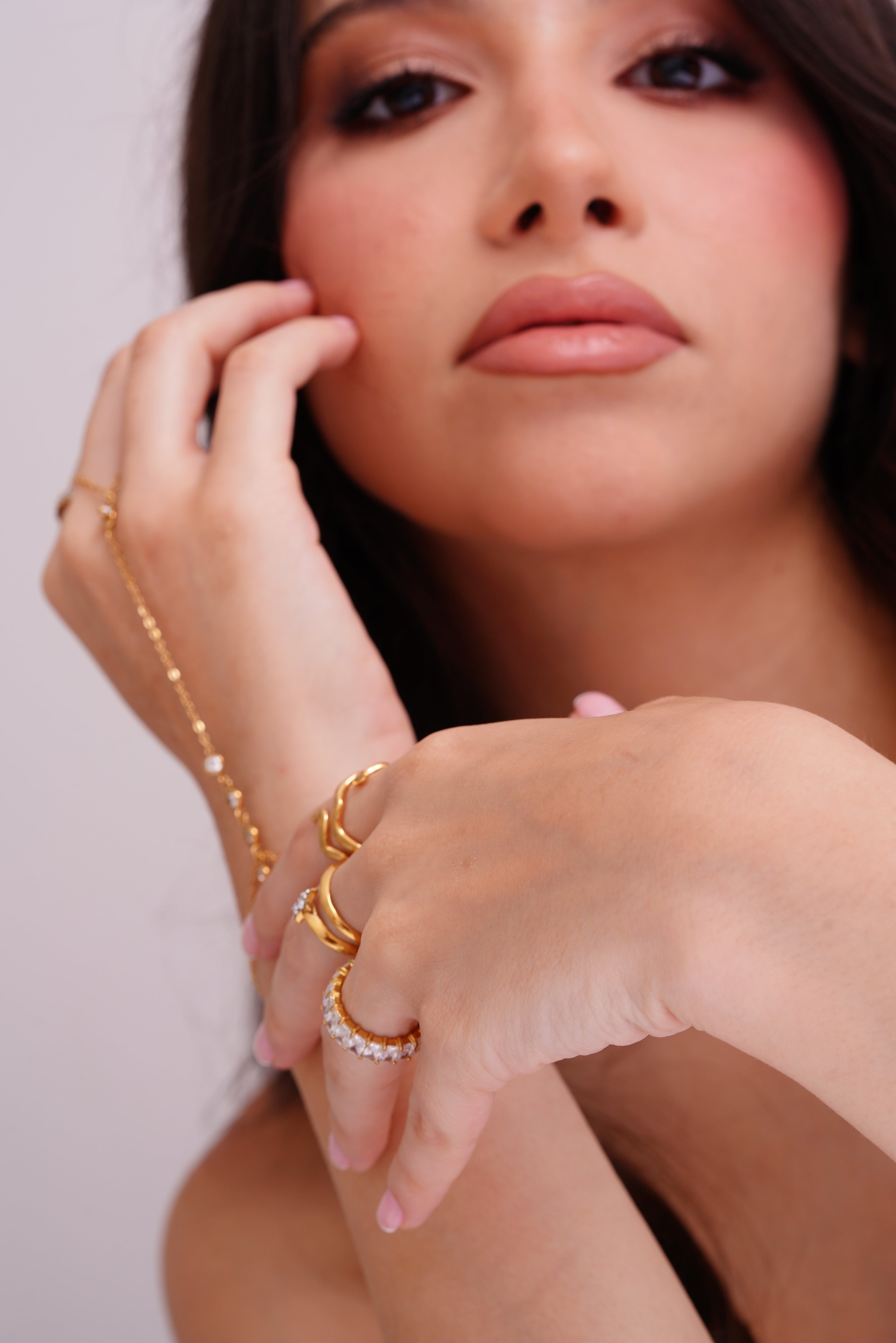 DAZZLED PAVÈ HAND CHAIN